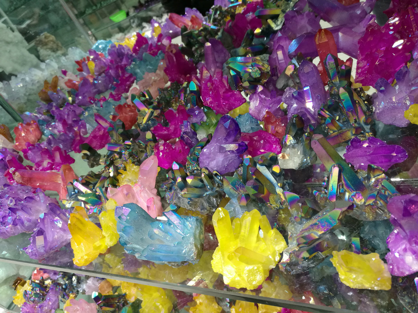 Vitrine de cristaux multicolores, variété vibrante