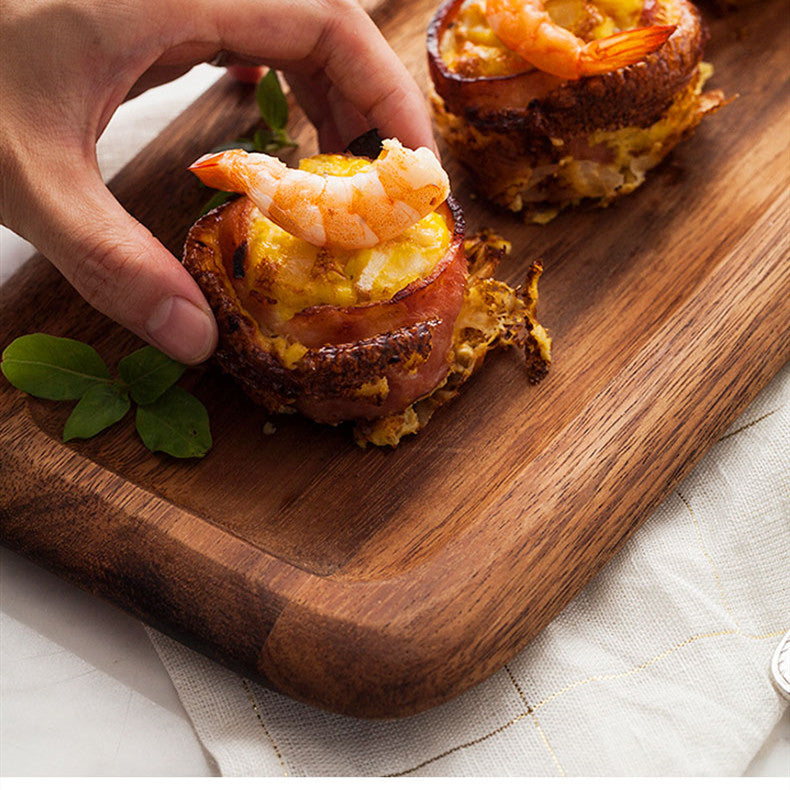 Plateau en bois d'acacia avec amuse-bouches et crevettes