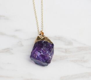Collier avec pendentif en cristal de quartz violet