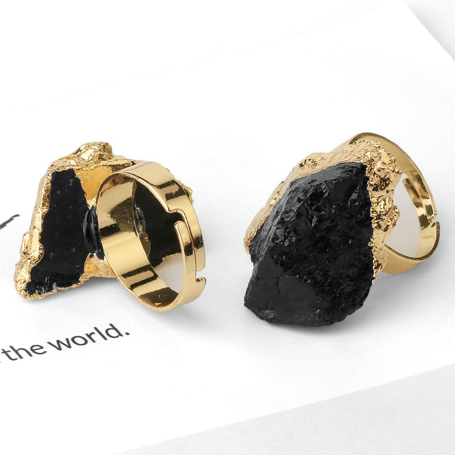 Deux bagues en Tourmaline noire sur fond blanc