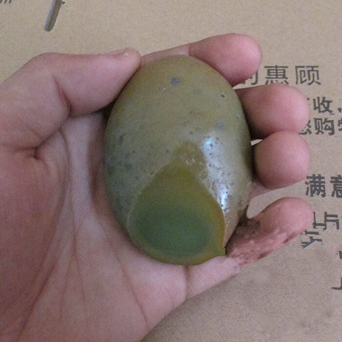 Pierre lumineuse dans la main, éclat naturel