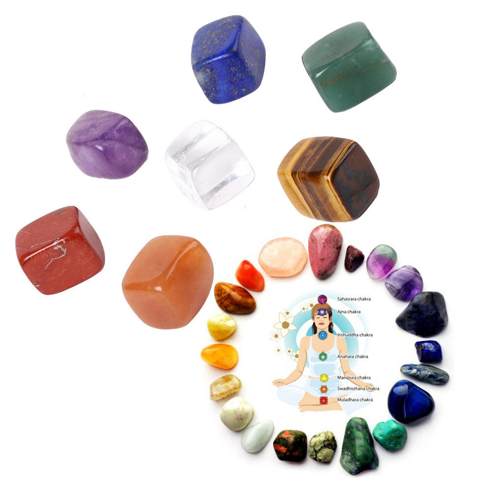 Cristaux des sept chakras avec guide et pierres polies