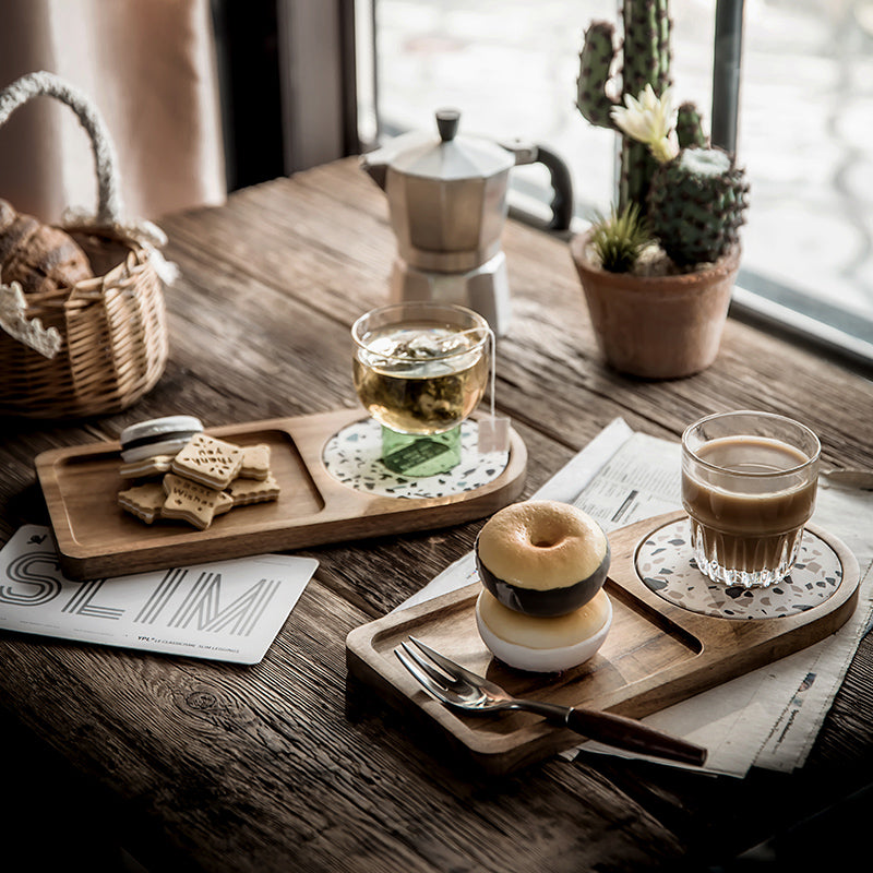 Plateaux en bois d'acacia avec boissons et snacks, ambiance rustique.