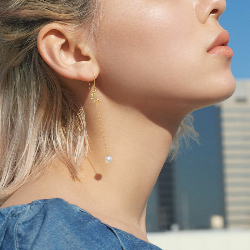 Boucle d'oreille Twilight Moon portée, élégance et style.