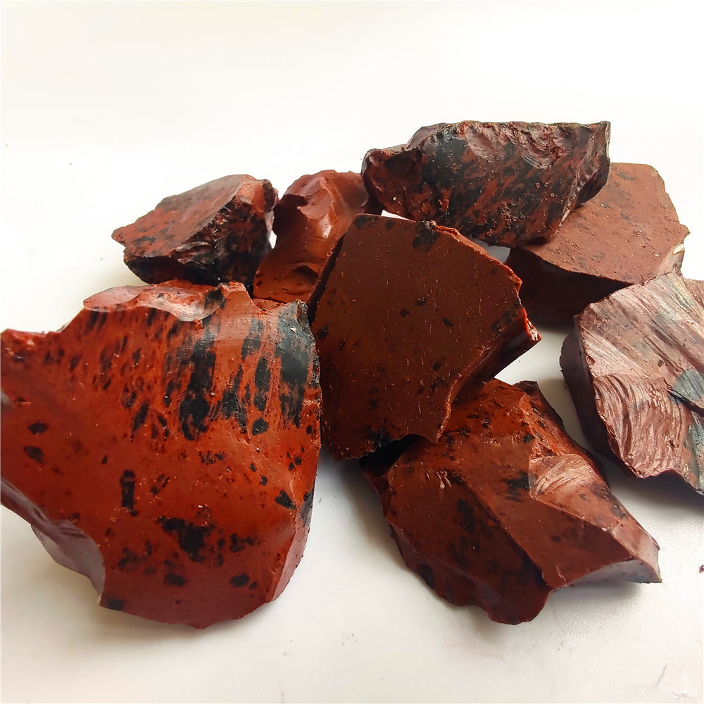 Gros plan sur des morceaux de rubis brut non traité