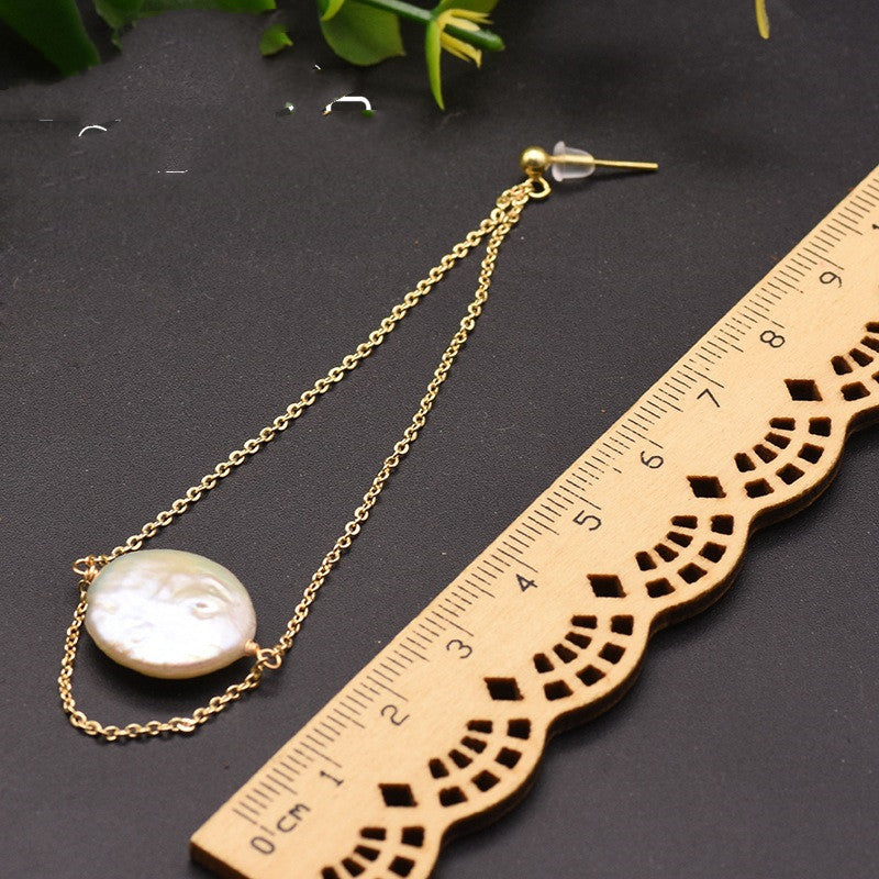 Boucle d'oreille en perle avec chaîne dorée et règle