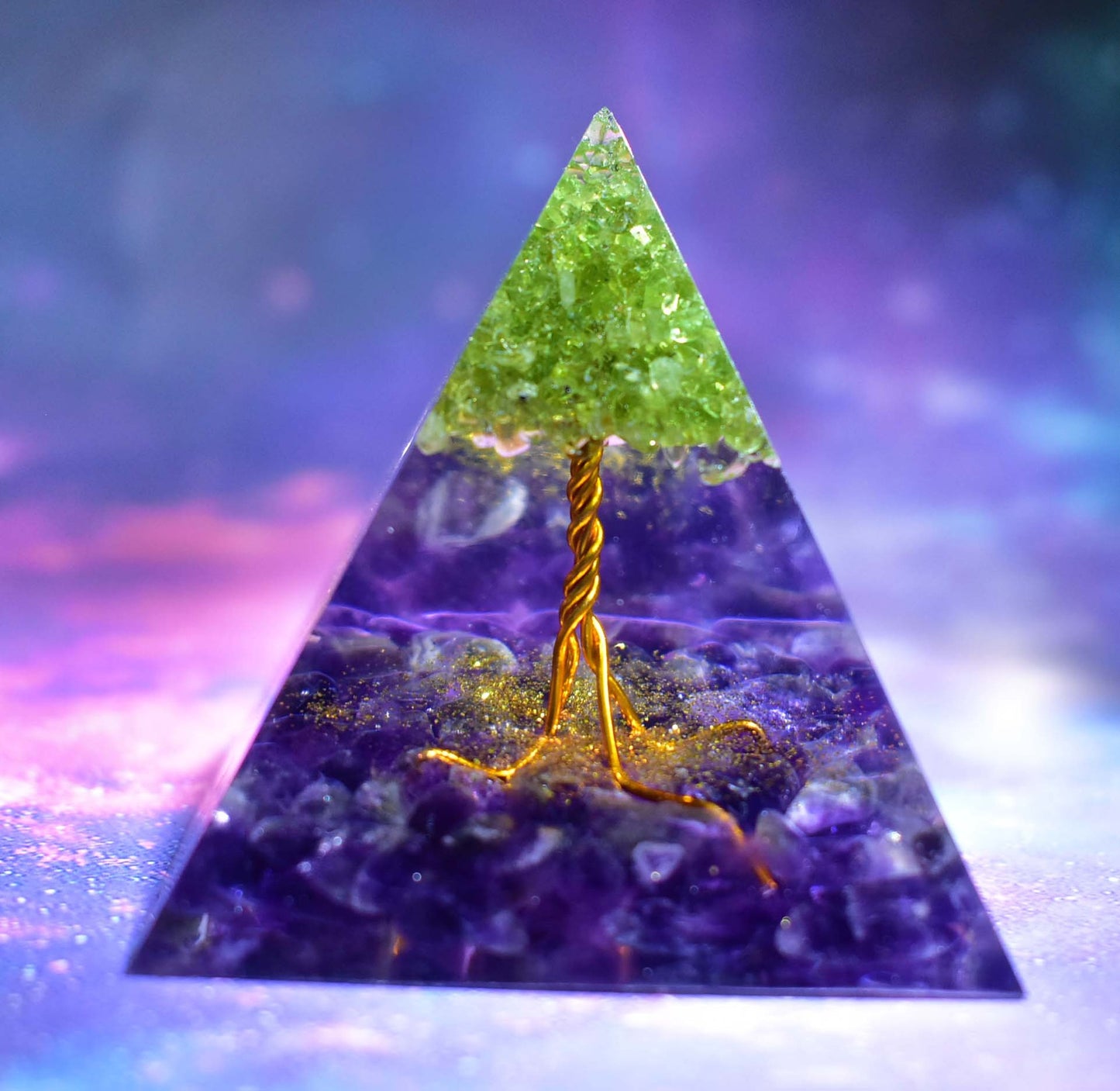 Pyramide Orgonite Arbre de Vie avec Cristal d'Améthyste