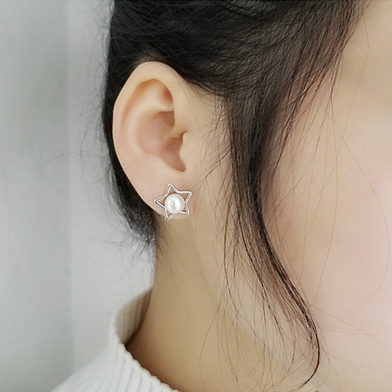 Boucles d'oreilles étoile en argent portées avec élégance