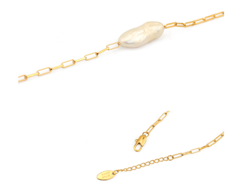 Gros plan sur perle baroque et chaîne dorée