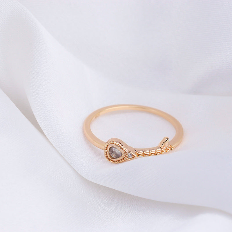 Bague en argent avec pierre élongée sur tissu blanc