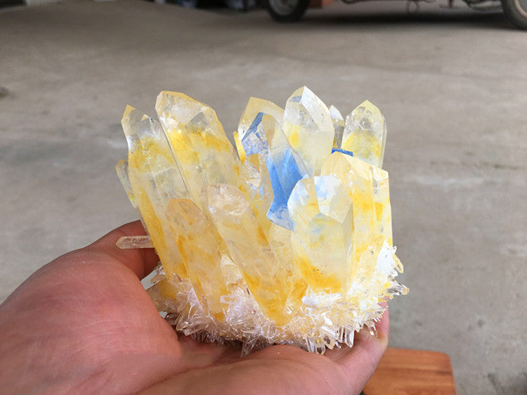 Cristaux jaunes et bleus sur socle en bois