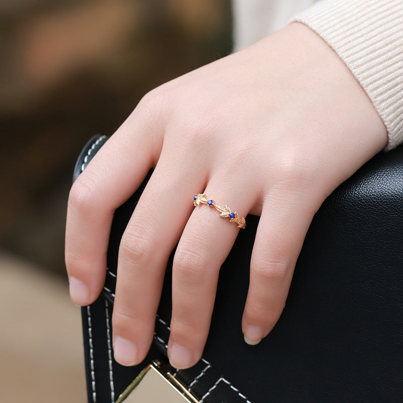 Bague en Lapis Lazuli S925 sur main tenant un sac noir