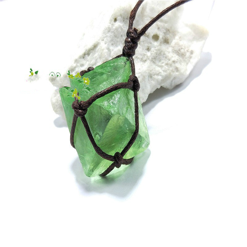 Pendentif en fluorite bleu-vert sur fond de pierre blanche