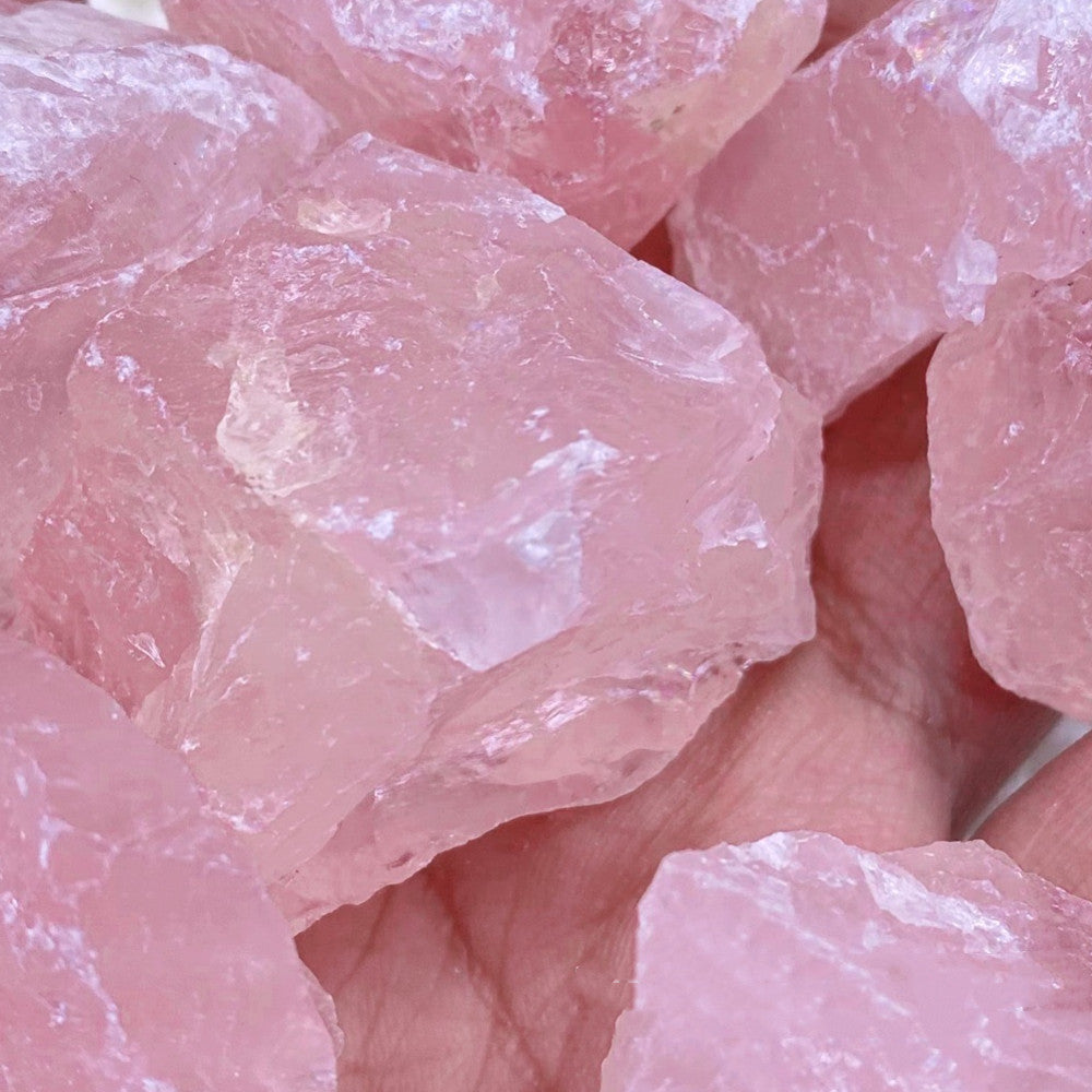 Quartz rose, texture brute et éclat naturel.