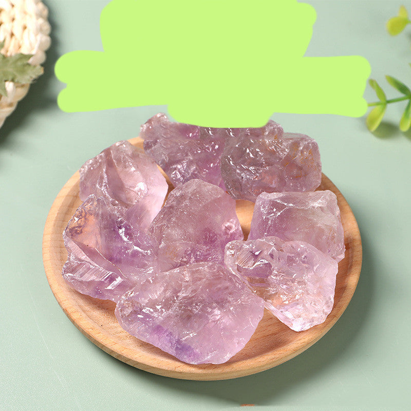 Améthystes brutes sur plateau en bois, fond vert
