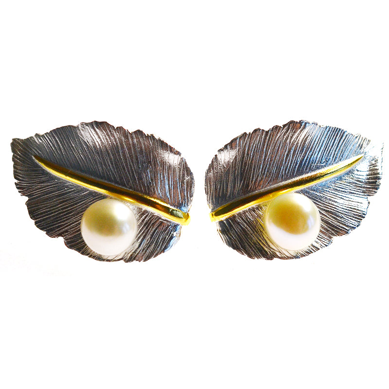 Boucles d'oreilles en perles naturelles sur fond blanc