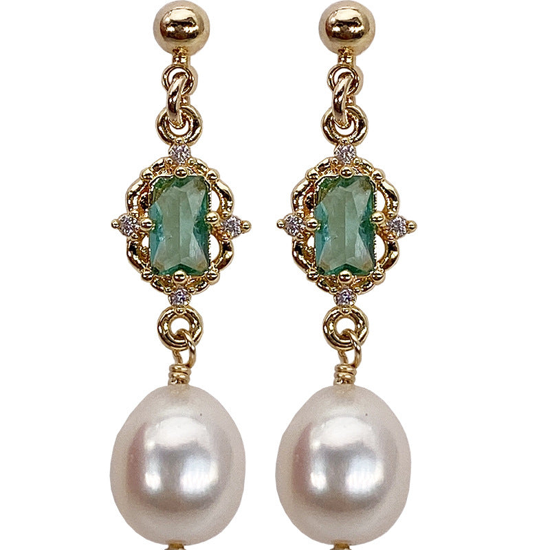 Boucles d'oreilles dorées avec perle et pierre verte