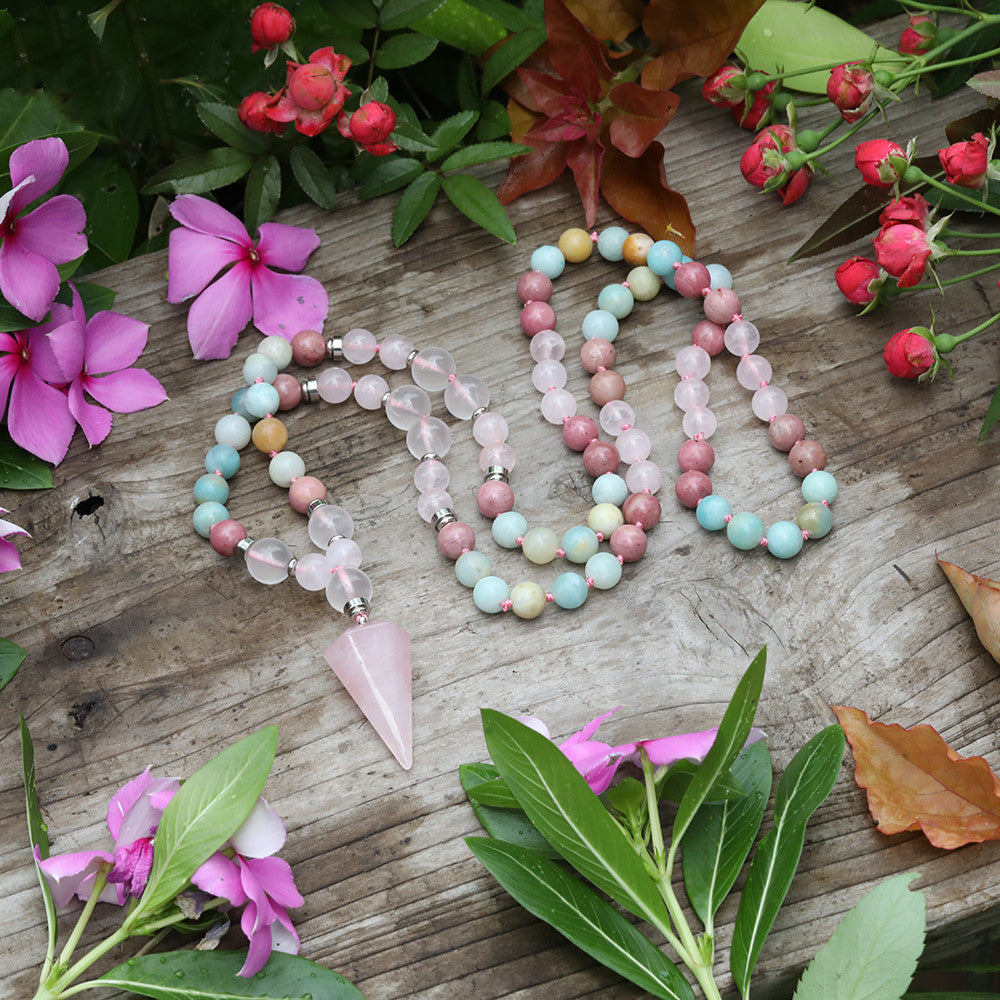 Collier en pierre de rose et pendentif perle sur fond fleuri