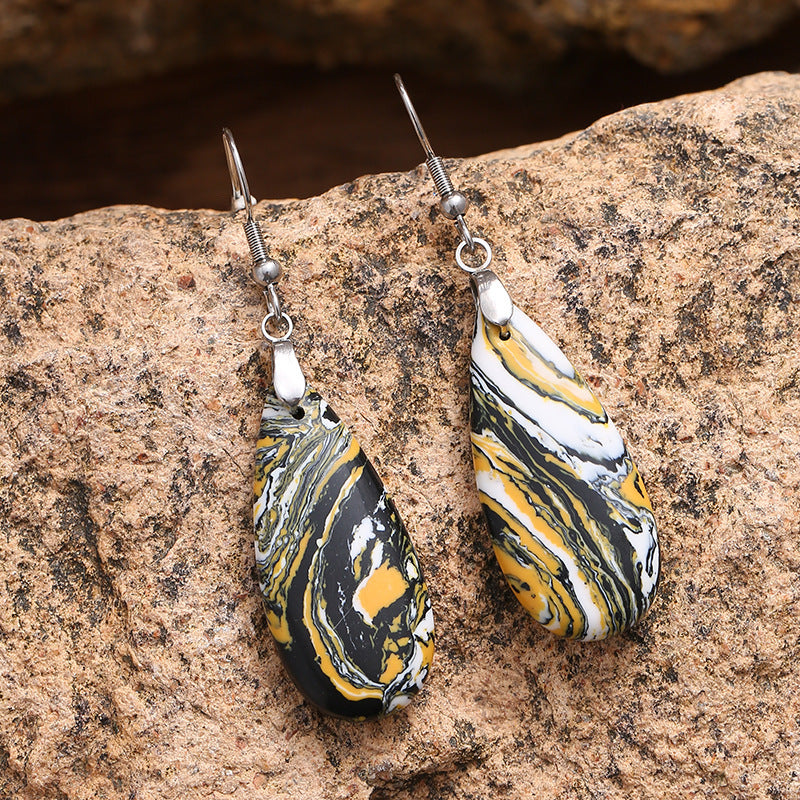Boucles d'oreilles en pierre naturelle sur fond rocheux