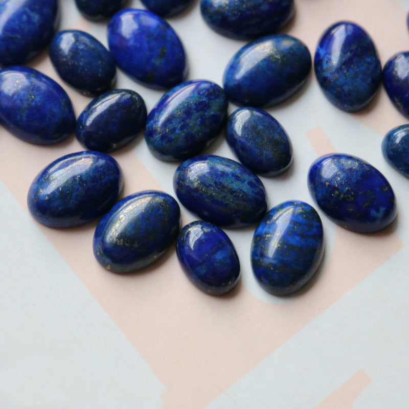 Pierres Lapis Lazuli brillantes sur fond pastel