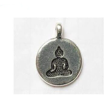 Pendentif argenté avec motif de Bouddha gravé.