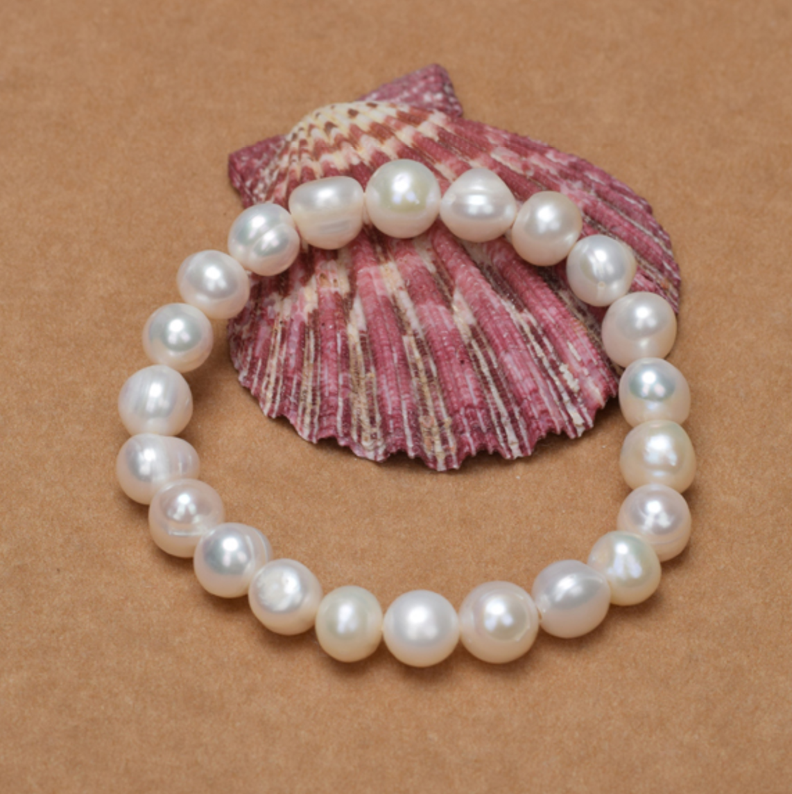 Bracelet perles blanches sur fond de coquillage