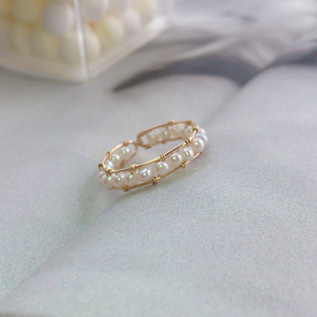 Bague en perle naturelle sur tissu clair