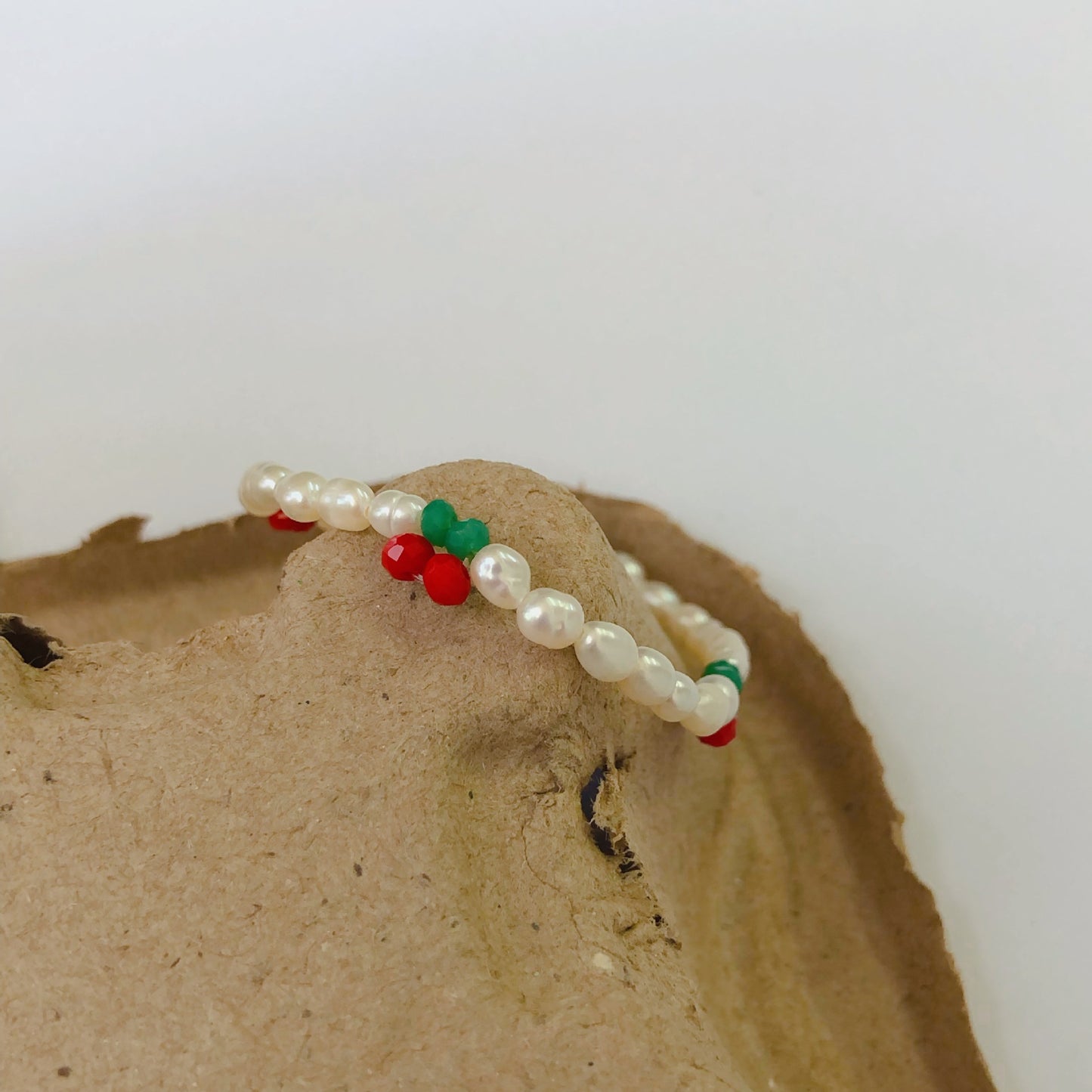 Bracelet en perle d'eau douce sur support naturel.