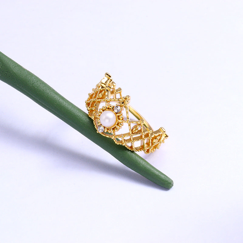 Bague en perle posée sur une tige verte