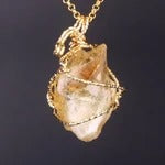 Pendentif en cristal jaune avec fil doré