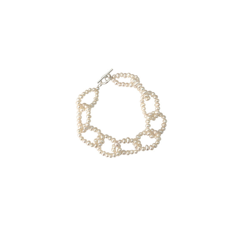 Bracelet en perles d'eau douce sur fond blanc