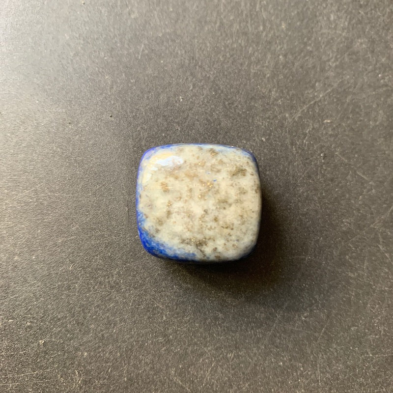 Pierre chakra unique sur fond noir.