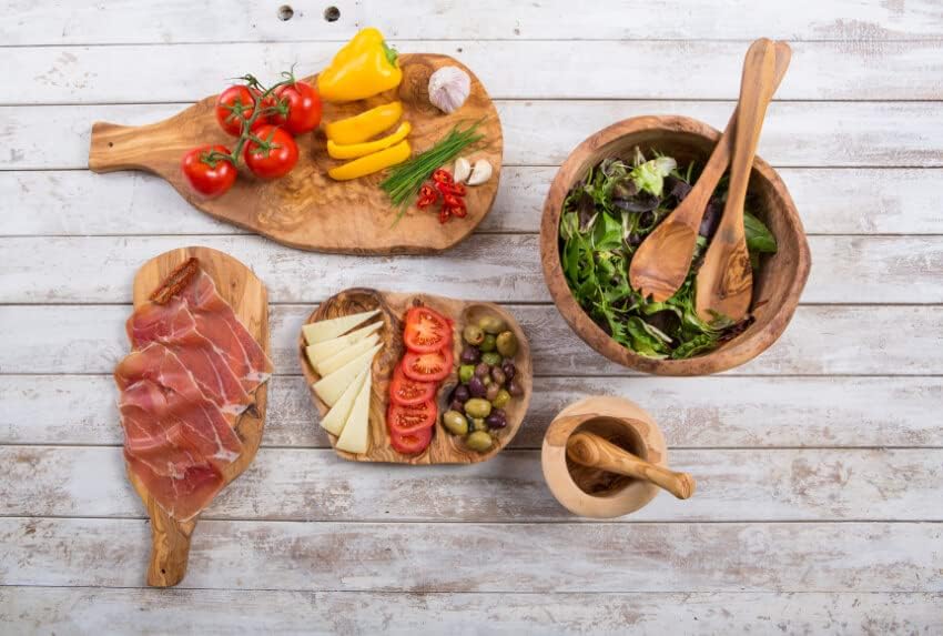 Planches en bois d'olivier avec charcuterie et légumes