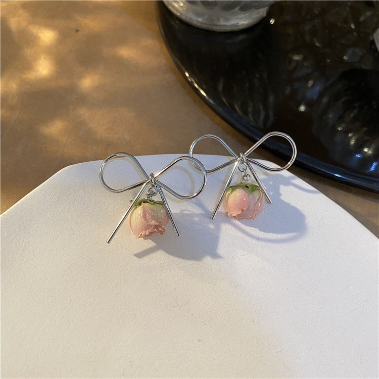 Boucles d'oreilles roses avec fleurs et arcs argentés