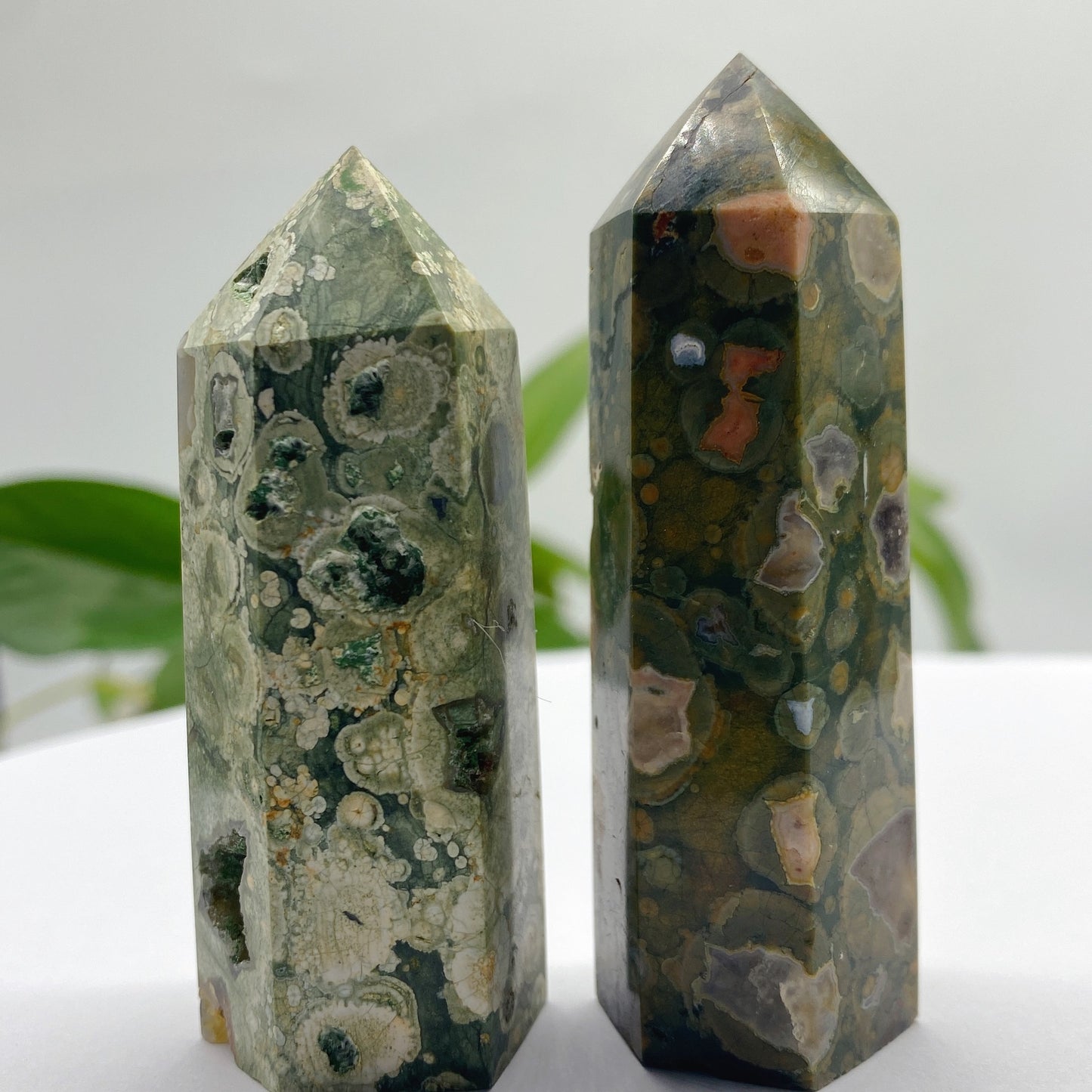 Deux cristaux hexagonaux verts avec motifs naturels