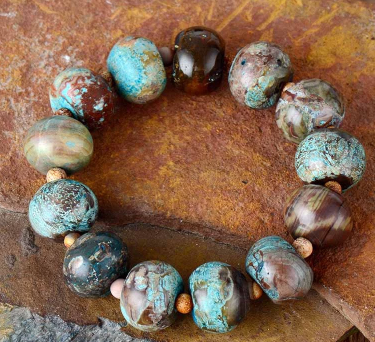 Bracelet en pierre d'agate sur fond rustique
