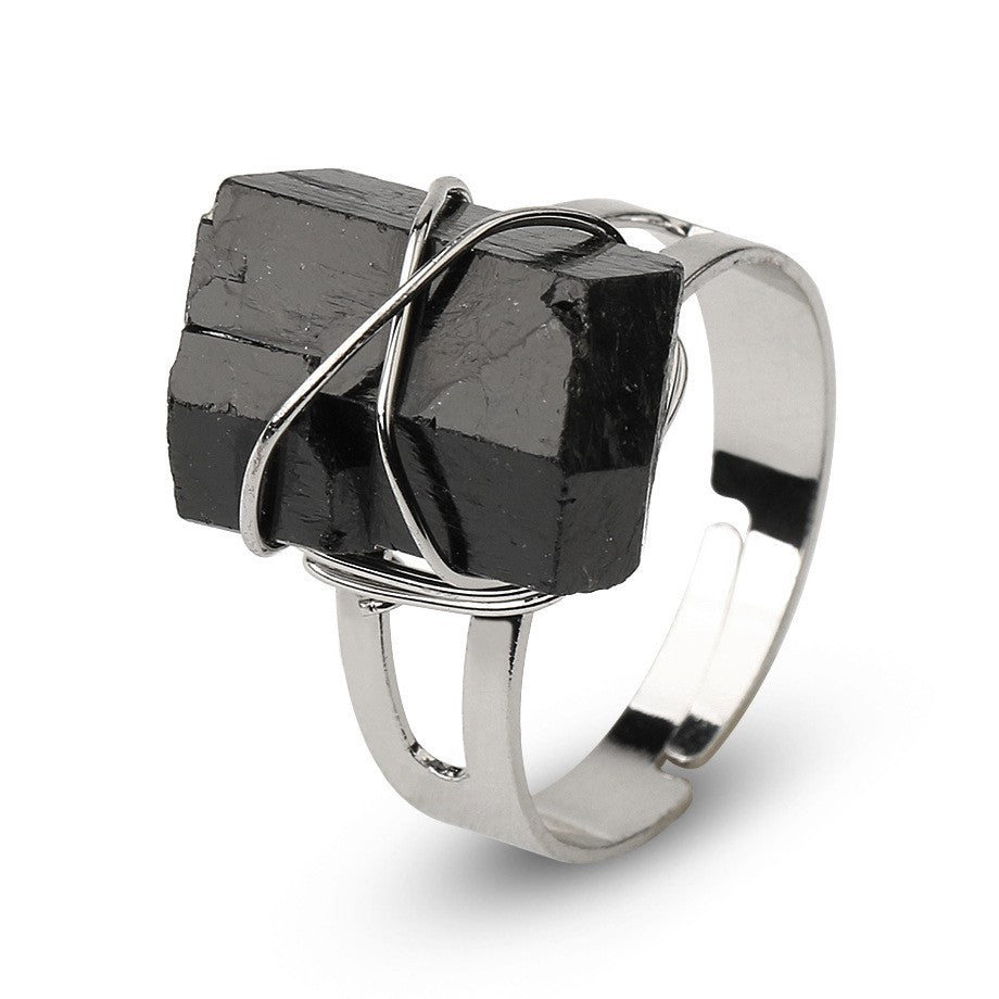 Bague en cristal noir sur fond blanc