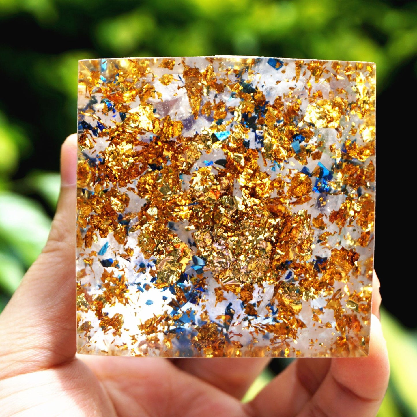 Base de pyramide en résine époxy avec éclats dorés et bleus.