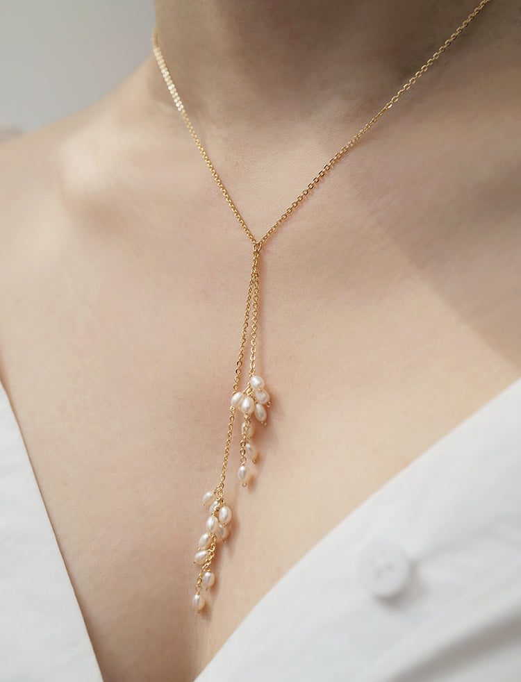 Zoom sur collier chaîne de perles porté.