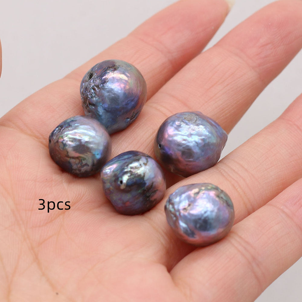 Trois perles baroques naturelles sur une main