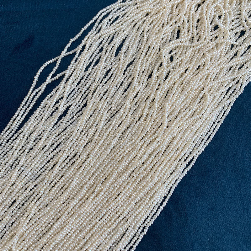 Longues rangées de perles naturelles 1,5 mm