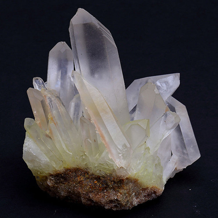 Cristal blanc naturel avec base rocheuse