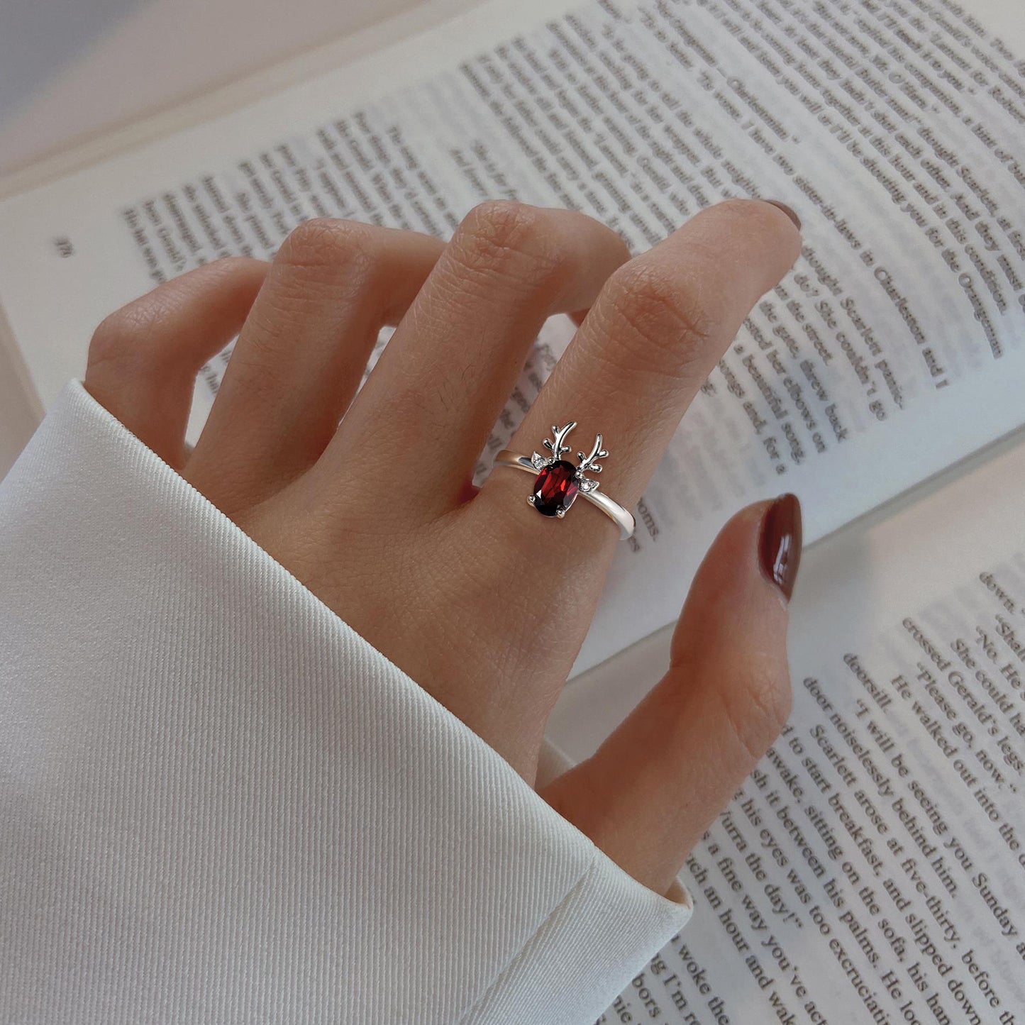 Bague grenat naturel portée sur une main