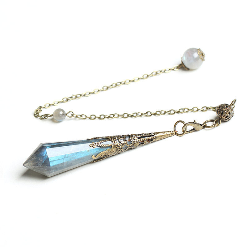 Pendentif avec cristal bleu, pierre énergétique naturelle idéale pour la divination et l'équilibre des chakras.
