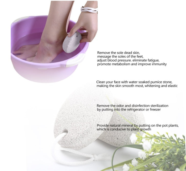 Deux pieds trempés dans un bain d'eau avec une main appliquant la pierre ponce sur le bas du pied. Instructions détaillées d'utilisation affichées sur le côté.