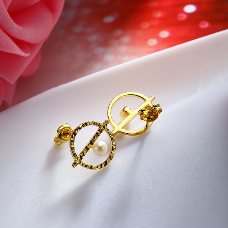 Boucles d'oreilles dorées avec perles, design moderne