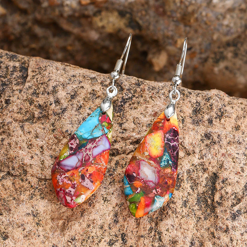 Boucles d'oreilles multicolores sur fond rocheux