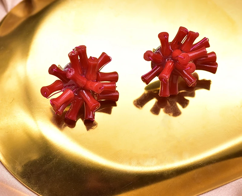 Boucles d'oreilles corail sur plateau doré