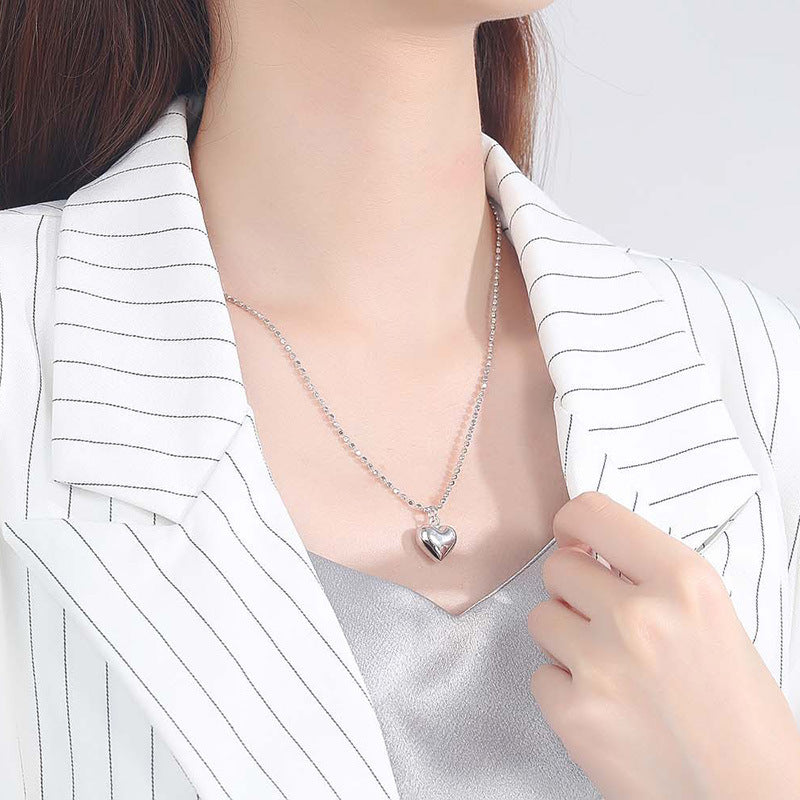 Collier en argent avec pendentif cœur porté par modèle