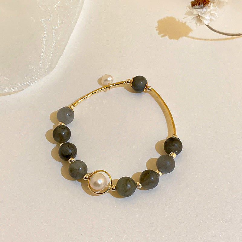 Bracelet perles baroques et pierre de lune sur surface claire